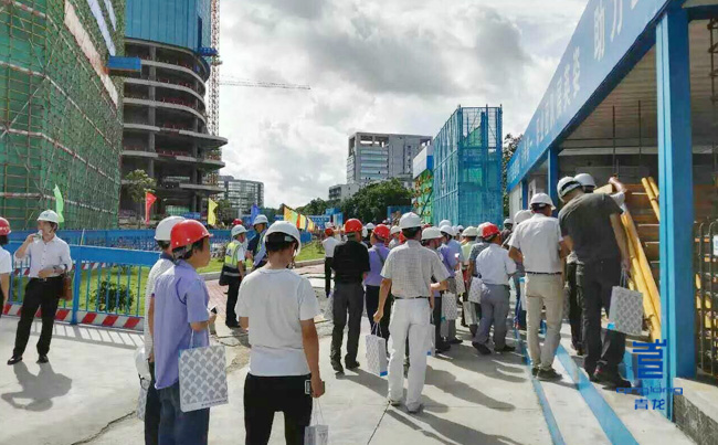 參會(huì)人員觀摩青龍pcm防水卷材系統(tǒng) 防水卷材