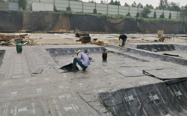 青龍防水卷材施工現場 防水卷材