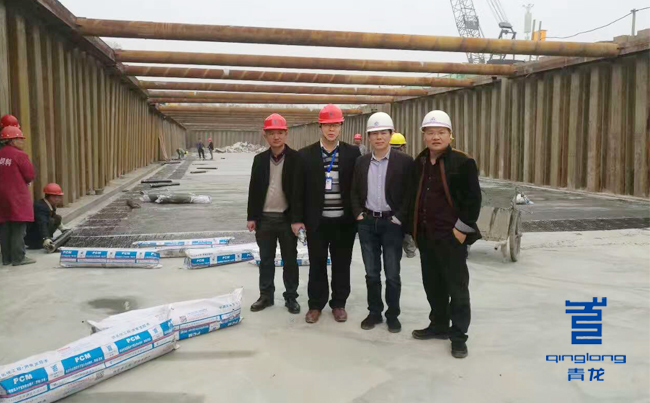 青龍項(xiàng)目負(fù)責(zé)人龔總監(jiān)督防水施工 防水卷材