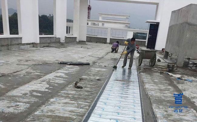 青龍工人正在做PCM防水卷材施工 防水材料