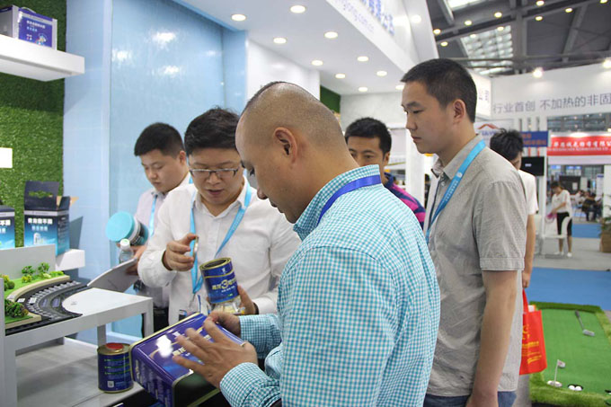 營銷總監(jiān)賀總向客戶介紹青龍3號 防水材料