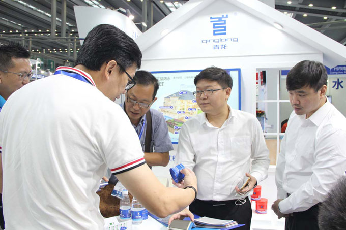 青龍工作人員與客戶洽談 防水材料