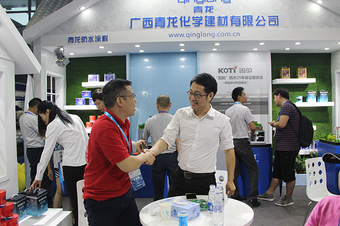 青龍工作人員與客戶洽談 防水材料