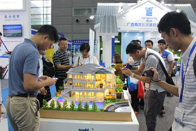 青龍工作人員與客戶洽談 防水材料