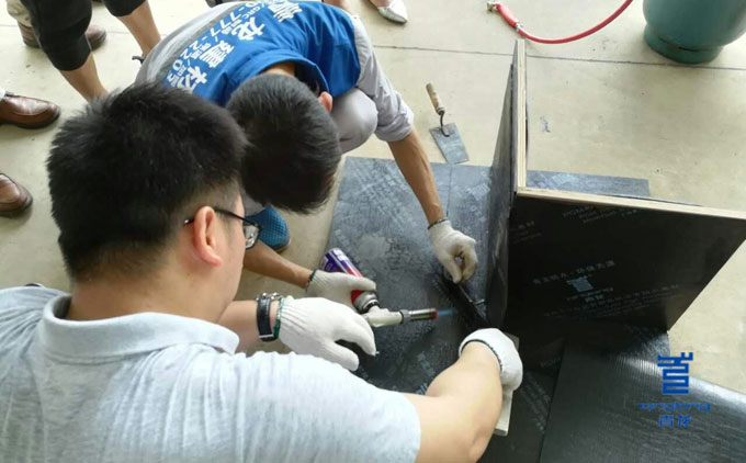 新學(xué)員體驗(yàn)防水材料施工 防水材料