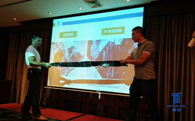 現(xiàn)場試撕防水卷材進行驗證 防水材料