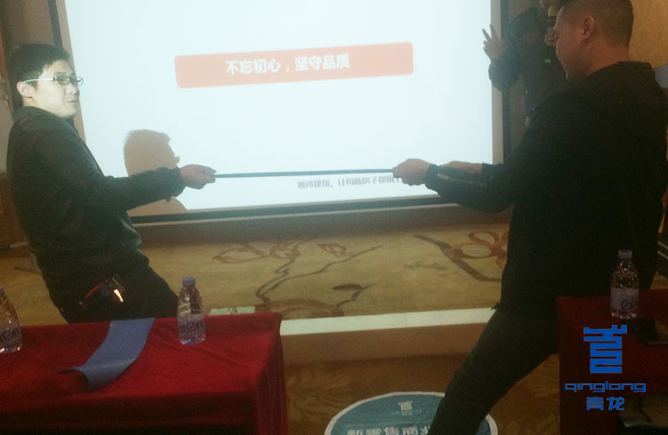 現場試撕青龍全能防水膠 防水涂料