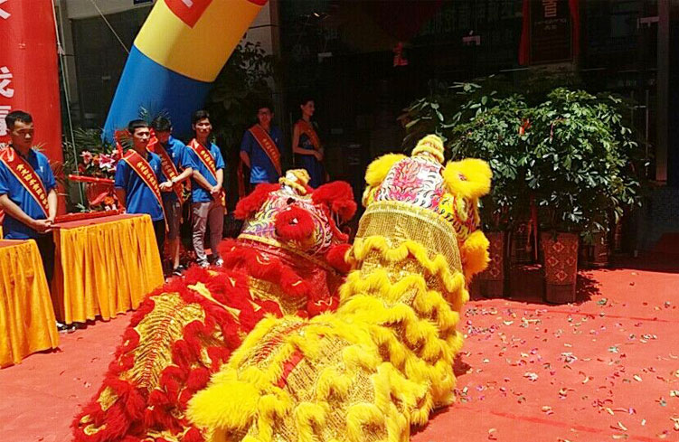 青龍貴陽家裝防水體驗店開業現場舞獅表演 防水補漏