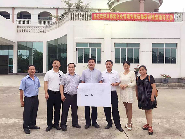 合影中展示青龍公司漂亮的數據分析表 防水卷材