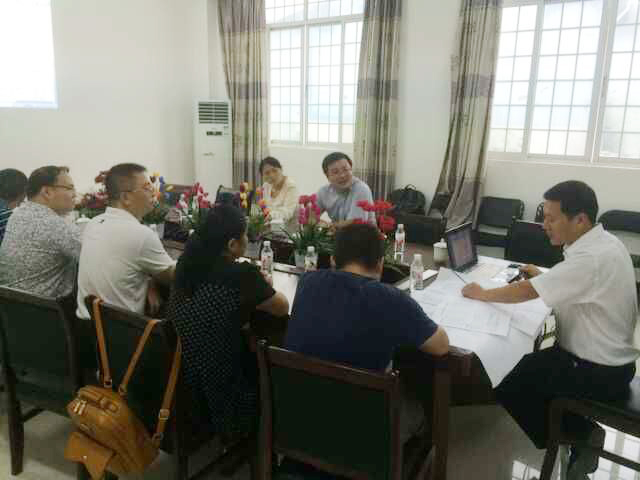 考察組與廣西青龍負責人進行數據分析 防水卷材
