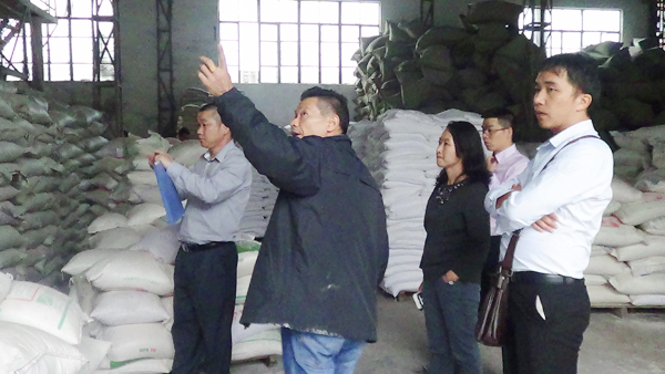 劉廠向客人介紹瓷磚膠生產過程 瓷磚膠