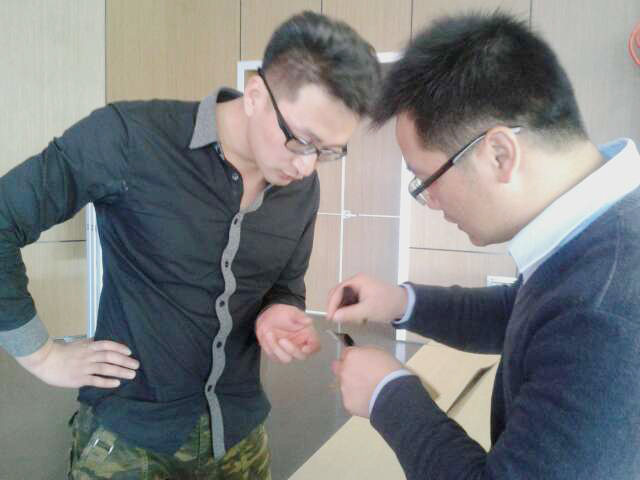 羅工與設計師交流探討青龍防水卷材樣品 大慶防水