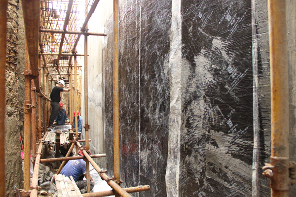 漁人碼頭立墻正在做防水施工 湛江防水