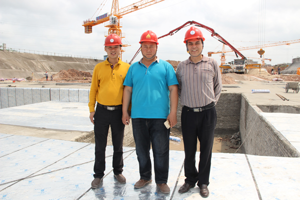 觀先生同青龍技術總監(jiān)徐總、區(qū)域經理陳經理合影 茂名防水