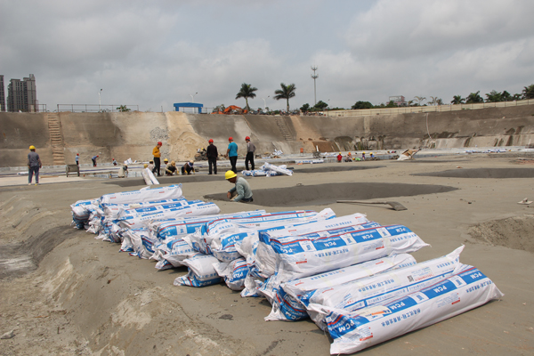觀先生同青龍技術人員巡視工地 茂名防水