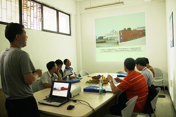 青龍營銷總監王總為考察團講解 建筑防水