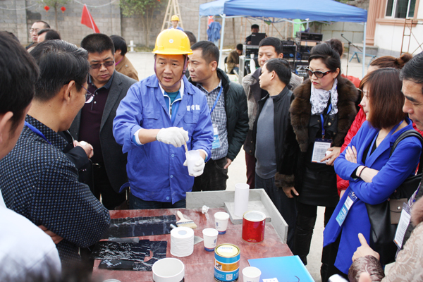 青龍防水工作人員現(xiàn)場(chǎng)示范101防水涂料 青龍防水