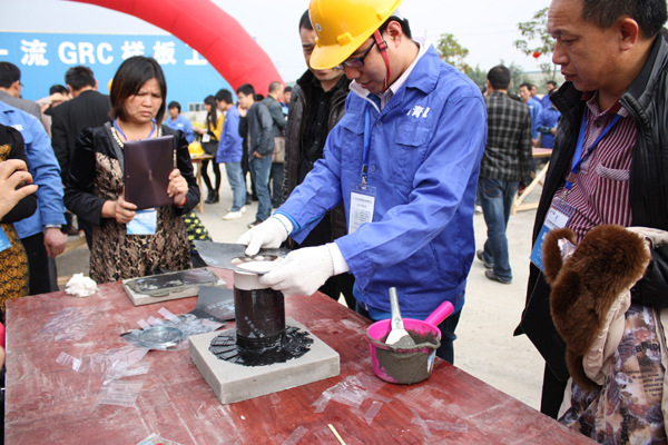 青龍防水工作人員現(xiàn)場(chǎng)示范處理管口貼卷材 青龍防水