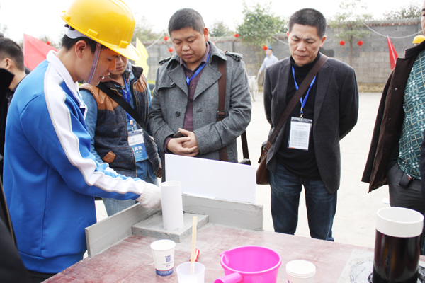 青龍防水工作人員現(xiàn)場(chǎng)示范用青龍涂料處理衛(wèi)生間轉(zhuǎn)角 青龍防水