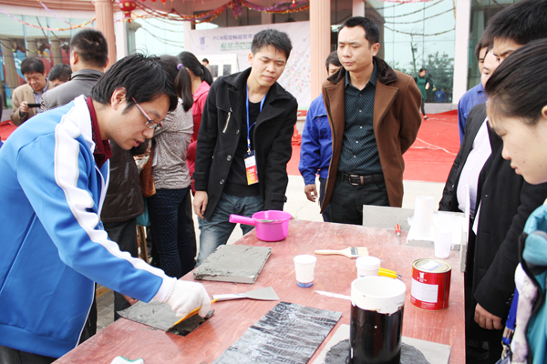 青龍防水工作人員現(xiàn)場(chǎng)制作PCM卷材 青龍防水