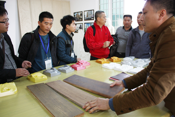 青龍董事長宋敦清先生向代理商朋友介紹精美的GRC構(gòu)件 青龍防水