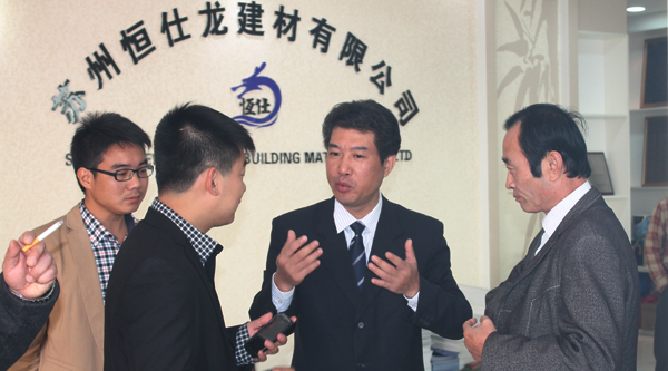 王定中先生在蘇州代理專賣店開業之際與客戶交流 青龍防水