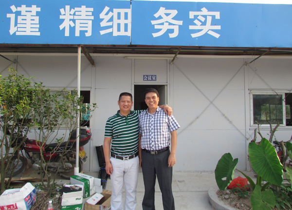 代理商徐禮君先生與青龍技術總監徐新生先生合影 鶴山防水