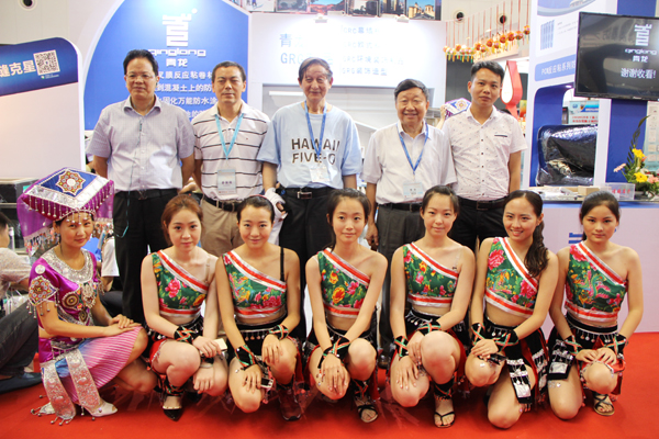 防水專家與青龍董事長、員工、防水寶貝合影 防水材料