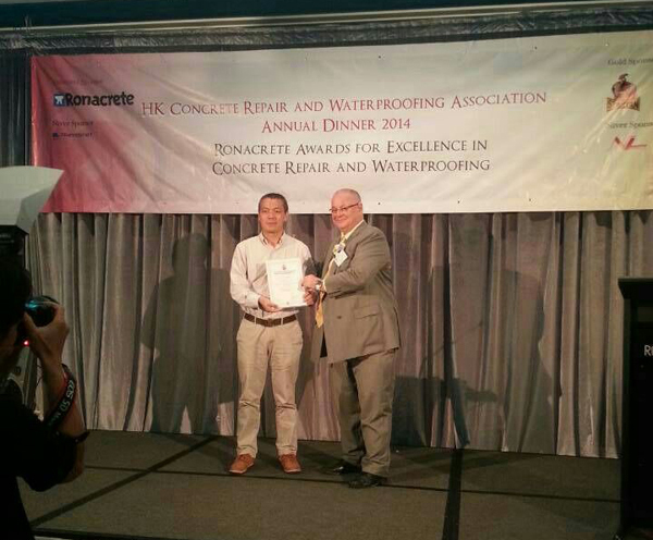 青龍董事長宋總接過會員證書 防水材料