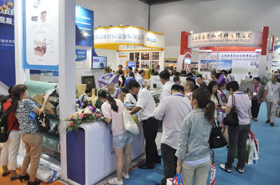 會議現場青龍展位前人氣爆棚