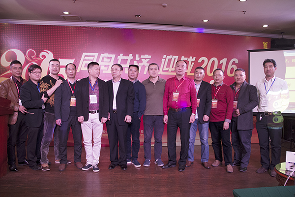 青龍建材高管和公司2015年度優秀代理商、項目經理合影 防水材料