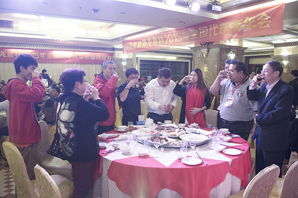 宋總帶領(lǐng)青龍高管輪桌敬酒 防水材料