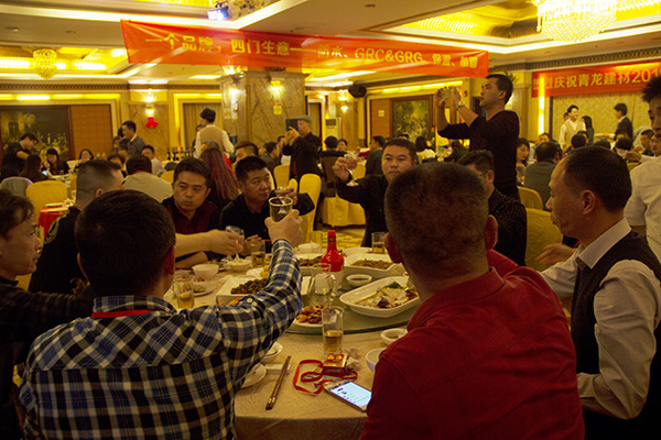 青龍代理商惺惺相惜,相互敬酒 防水材料